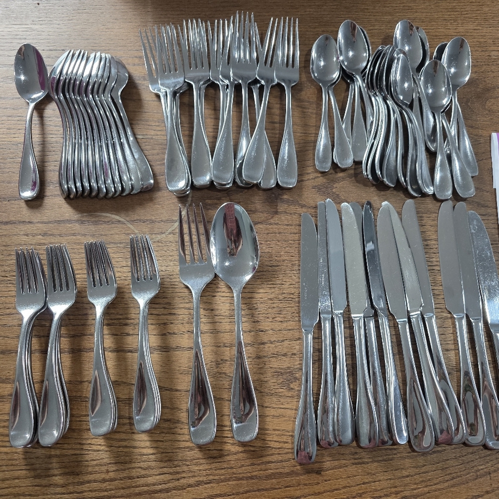 Oneida Silver Stainless Steel Flatware Set - Polished Silver